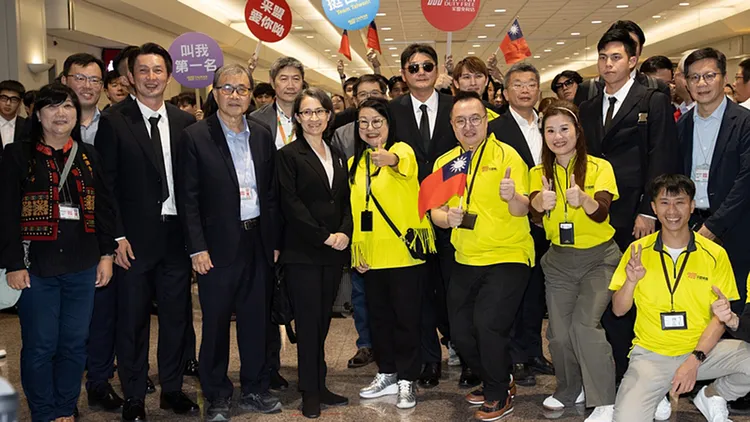 中華隊搭機返台，副總統蕭美琴與球員合照時，采盟免稅店人員亂入。中央社