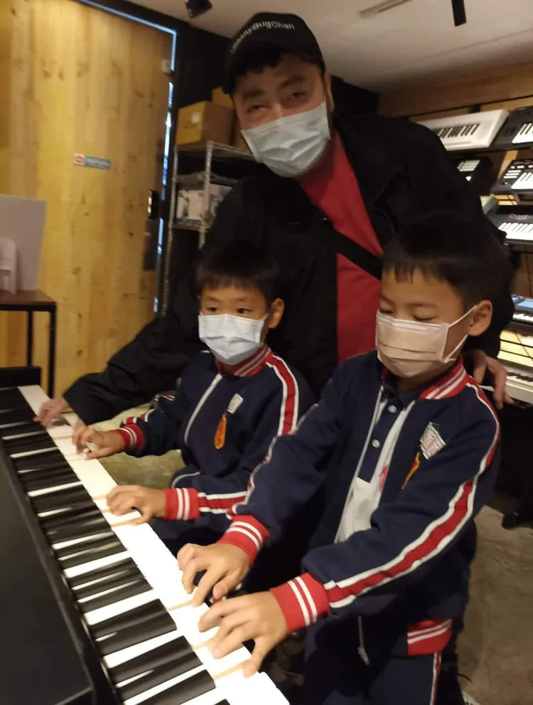 陳明真常在臉書曬出家庭生活，圖為老公季忠平和一對兒子玩樂器。翻攝陳明真臉書