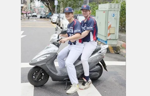 捷克棒球隊來台超接地氣！搞笑照片曝光　網驚：秒變台灣人