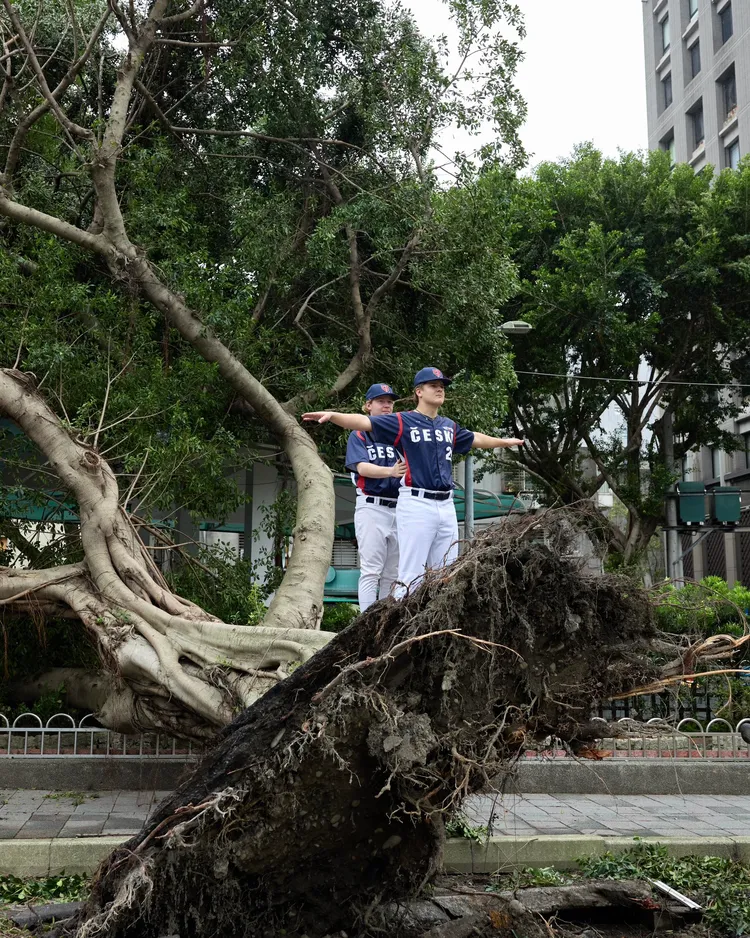 捷克球員在台灣搞笑拍照。  翻攝X