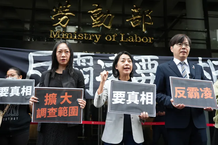 時代力量黨主席王婉諭今與東吳大學法律系教授胡博硯、基進黨主席王興煥共同在勞動部前召開記者會。記者彭欣偉攝