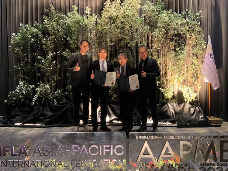 公路局南分局王副分局長慶雄（左二）代表領獎。公路局提供