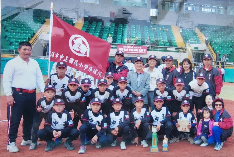 台灣隊長陳傑憲(2排左4)小學照片。中正國小提供