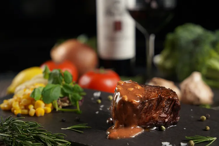 主餐為肋眼牛排，搭配主廚特製牛排醬與直火燒烤。雲朗觀光提供