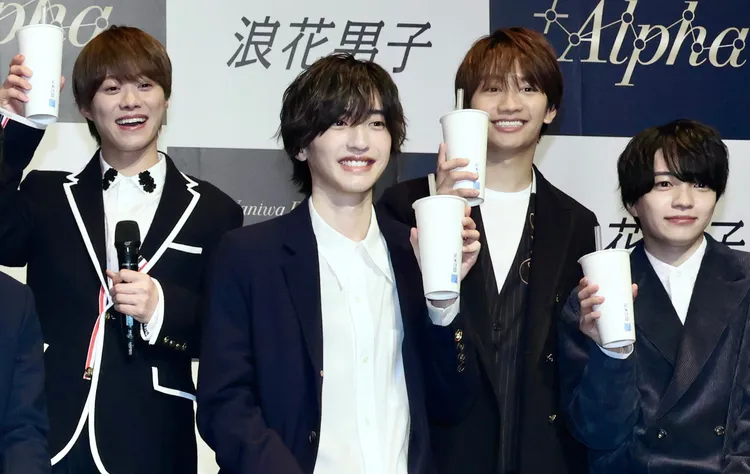 道枝駿佑（左二）大讚珍奶好喝。莊宗達攝