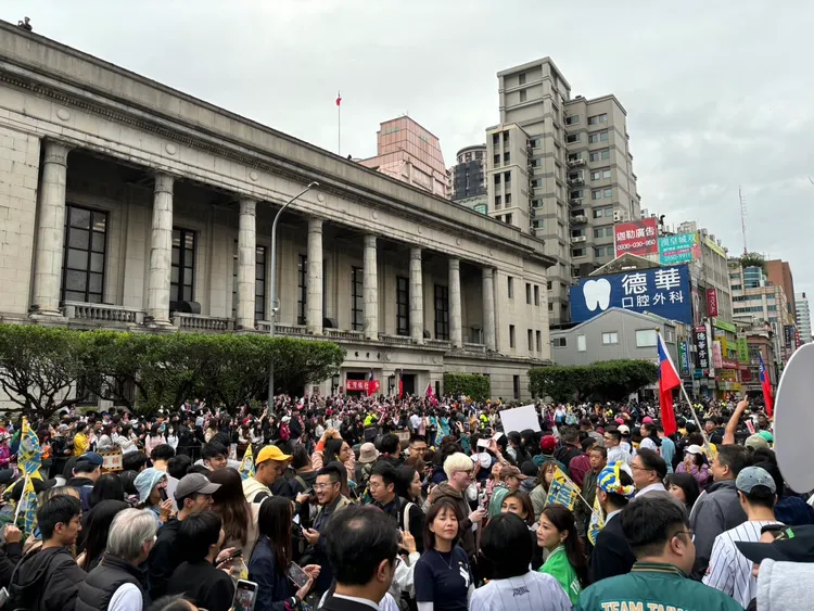 遊行現場萬人空巷，但都規矩的在馬路兩側。江孟謙攝