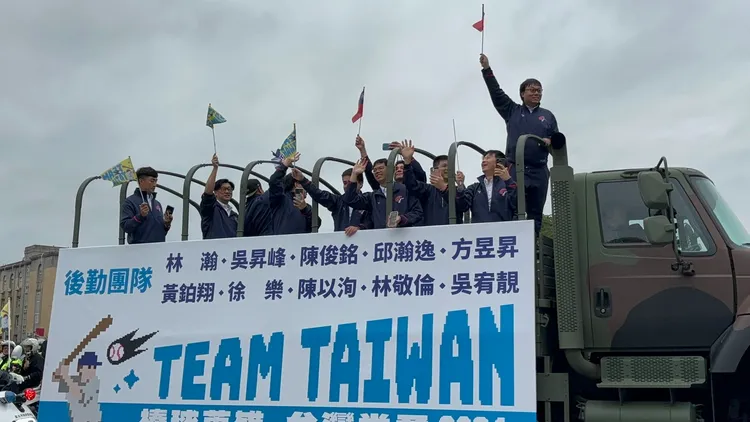 勞苦功高的後勤人員也是幕後的英雄，一同接受民眾的歡呼。江孟謙攝