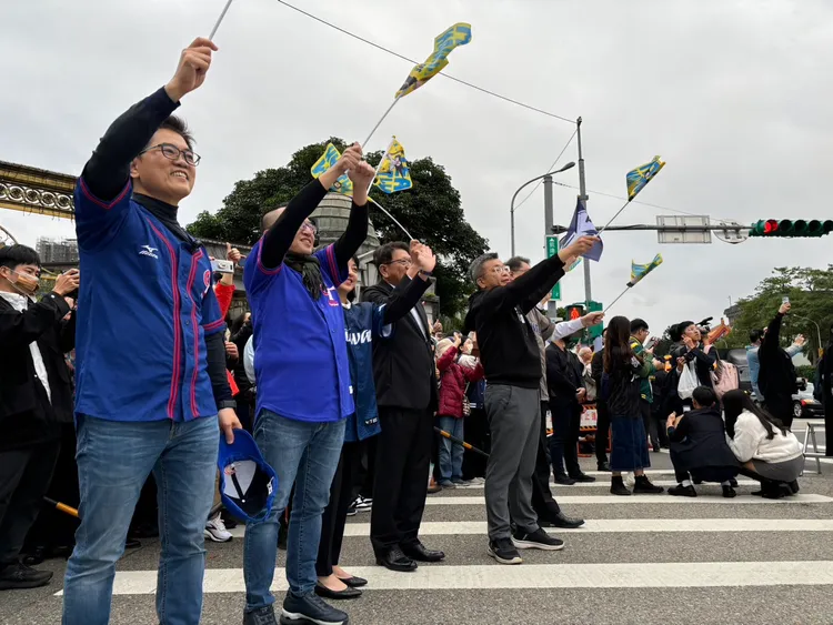 包含會長蔡其昌等人，朝野政治人物站在遠處揮手。江孟謙攝