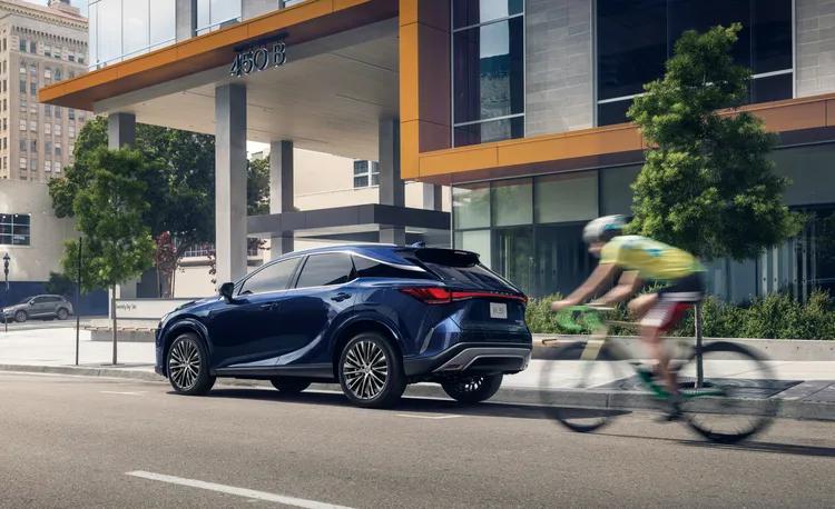 RX 350h / RX 350頂級版、豪華版，全面升級標配360度環景影像輔助系統，可隨時掌握車輛四周視野。原廠照片