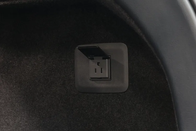 後車廂側邊新增AC 110V三孔式插座，大幅提升便利性。原磣照片