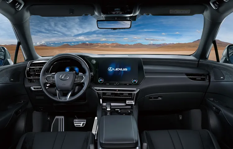 2025年式RX全車系升級搭載12.3吋全數位儀表板。原廠照片