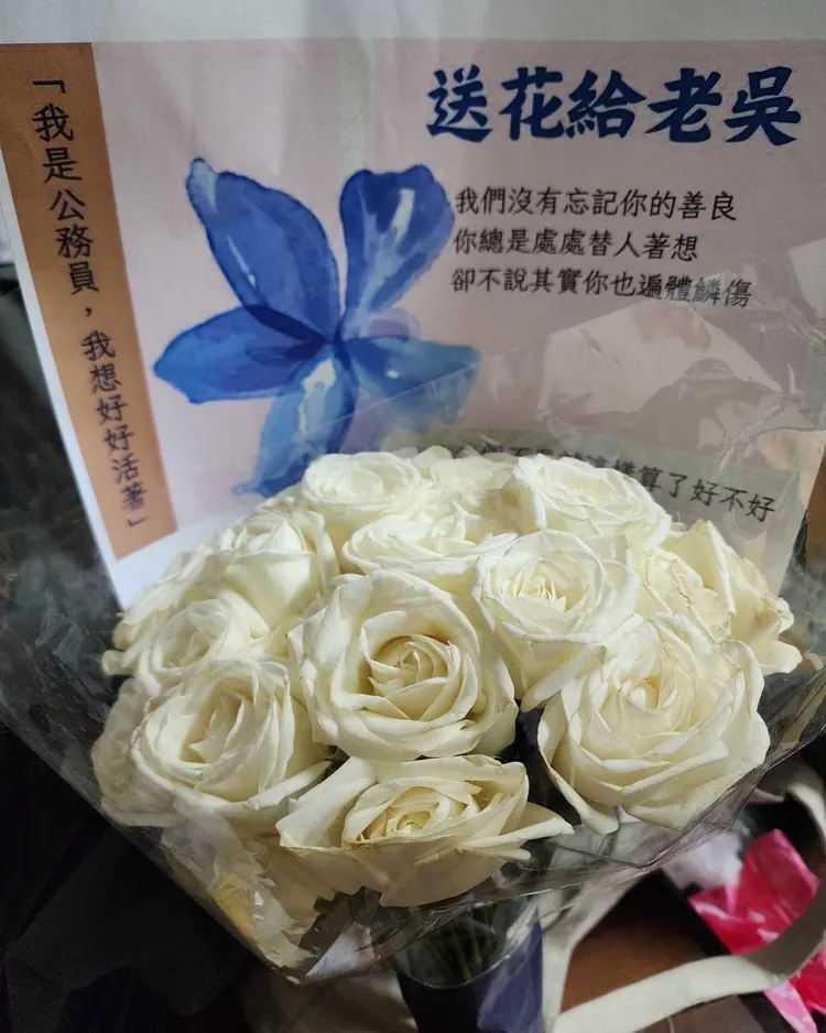 匿名公務員留言給輕生公務員卡片。翻攝自　張啟楷臉書。