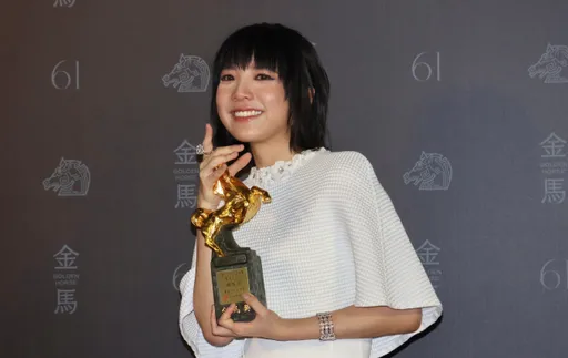 鍾雪瑩擊敗強敵摘后冠暴哭 謝謝吳君如無條件相信她