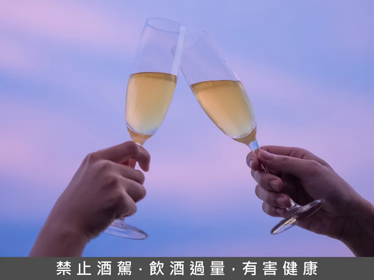 入住期間每房依人數享SKY BAR紅、白酒任選一杯微醺，力邀旅人一同至SKY BAR迎接跨年的到來。業者提供