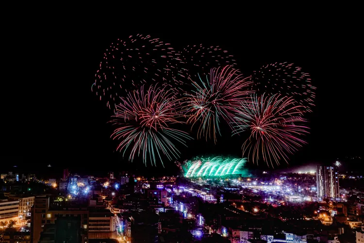 跨年當晚入住賓客更可享SKY BAR跨年倒數派對入場資格，在Live band樂團及微醺的氛圍之中，近距離欣賞花蓮太平洋的絢爛煙火。花蓮縣政府提供