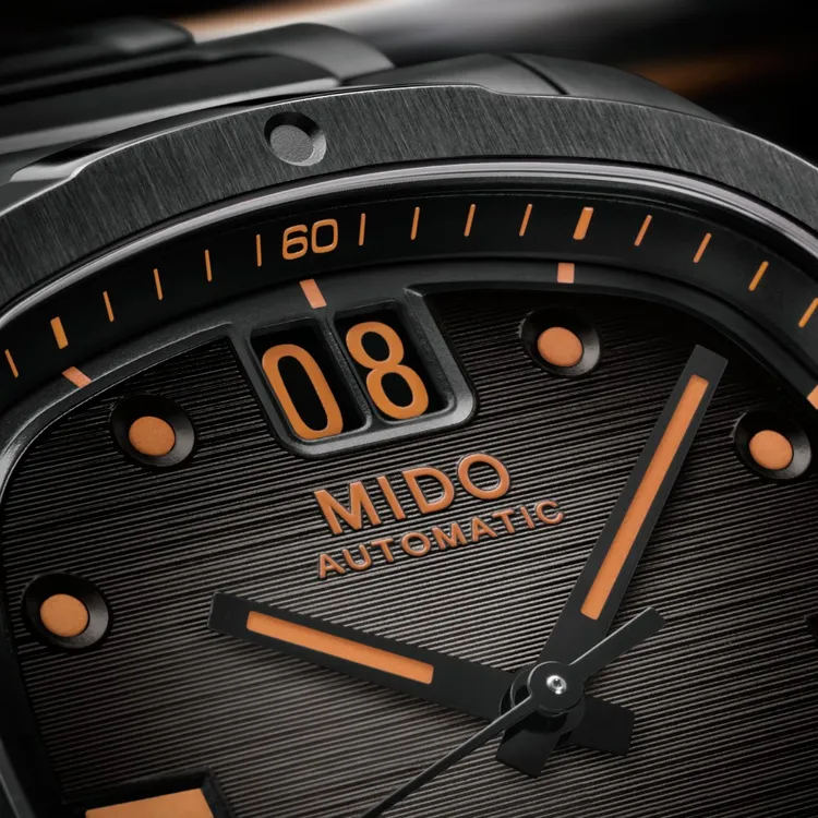12點鐘位置的標誌性MIDO大日期窗注入品牌經典橘色。品牌提供