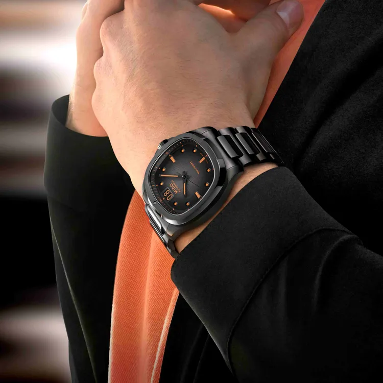 錶款一明一暗的撞色效果替沉穩風格中增添一抹鮮活色彩。品牌提供