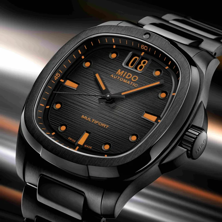 灰到黑的漸層錶盤運用橘色細節點綴。品牌提供