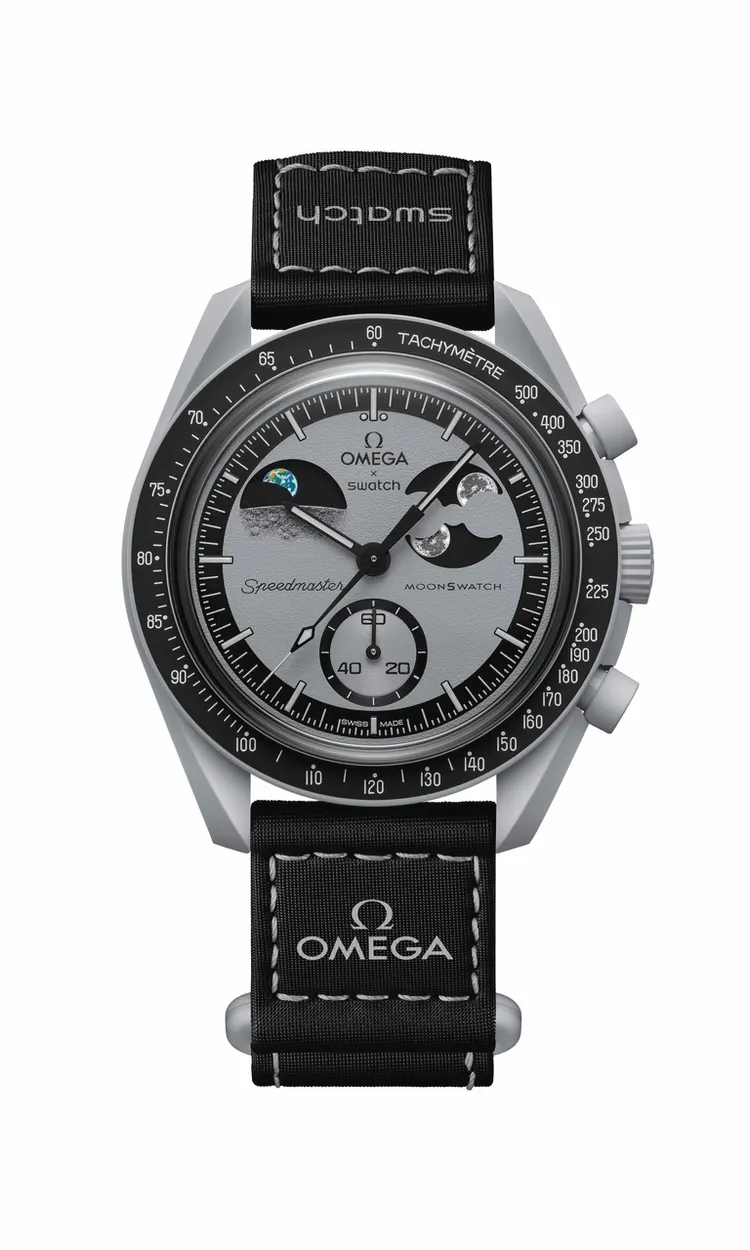 SWATCH x OMEGA Bioceramic MoonSwatch MISSION TO EARTHPHASE錶款，1萬400元。品牌提供