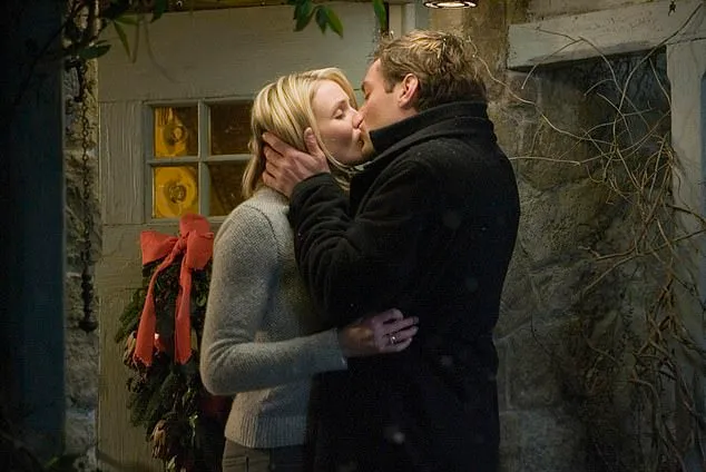 卡麥蓉狄亞（左）片中來到英國過節，邂逅裘德洛飾演的帥氣鰥夫。