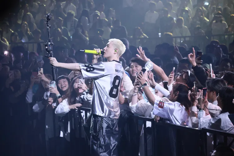 周湯豪帶傷上陣，仍全場跑透透與粉絲互動。彭欣偉攝