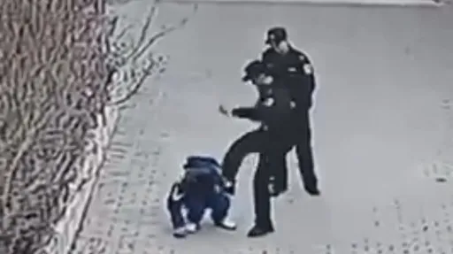 慎入愤怒片！中国警察痛殴12岁学童　网批：公权力成权贵家丁