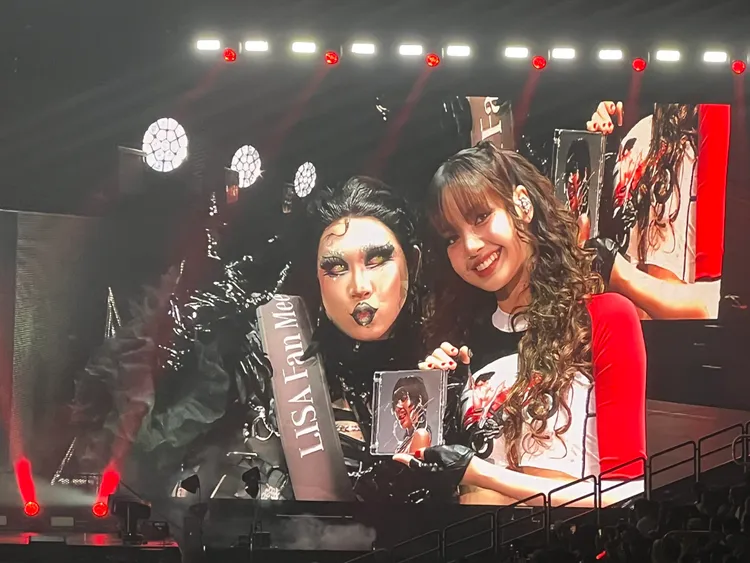 Lisa與冠軍變裝皇后合照。讀者提供