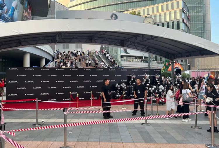 場外設有紅毯，供有dress code的粉絲拍攝，Lisa從中挑選出5名幸運粉絲。陳薇安攝