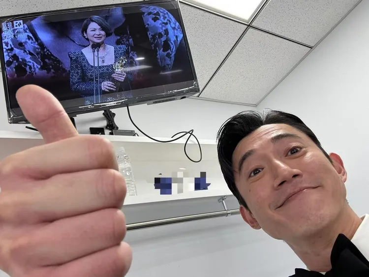 吳慷仁曬出與楊貴媚合照。翻攝吳慷仁臉書