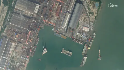 拍到了!中國廣州造船廠正秘密打造航空母艦