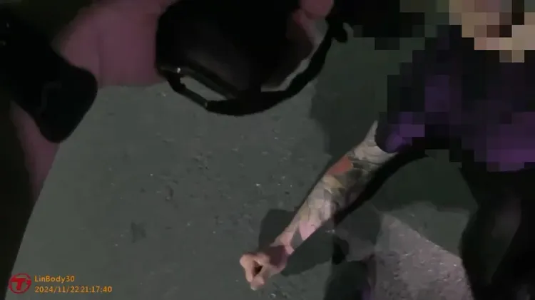 警方趁其不備，將刀械拍落並將郭男壓制。翻攝畫面