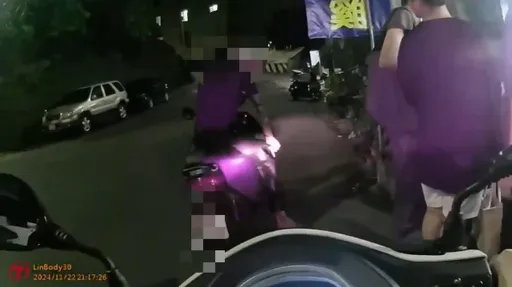 醉男持刀呆坐!形跡可疑 警方一個Move制伏他