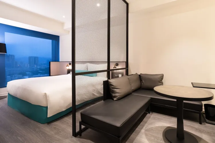 台北凱達大飯店推出周年慶活動，11/11至12/30期間透過官網訂房入住，消費滿5000元即贈500元抵用券乙張，入住套房再加碼贈送紅酒乙瓶。業者提供