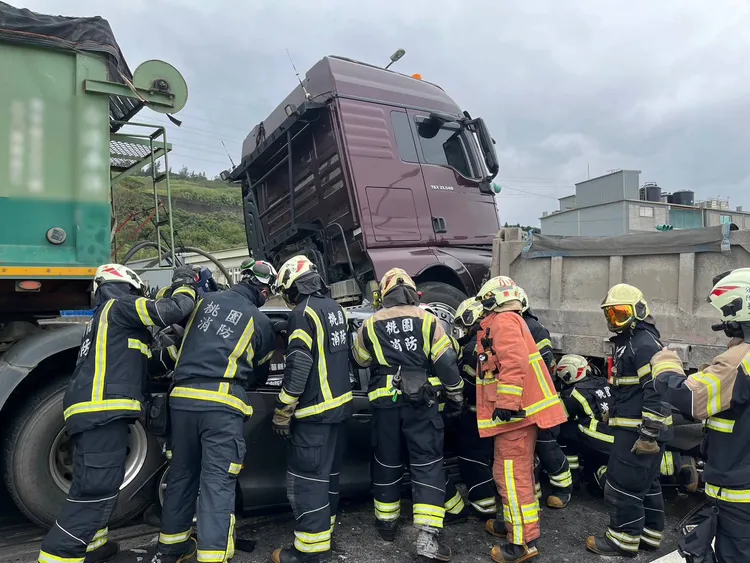 消防人員現場救援。翻攝畫面