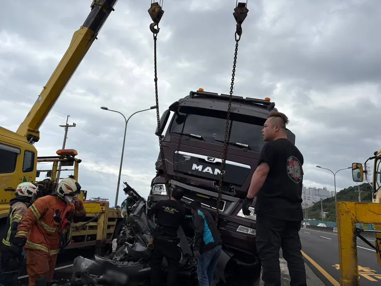 相關單位到場拖吊。翻攝畫面