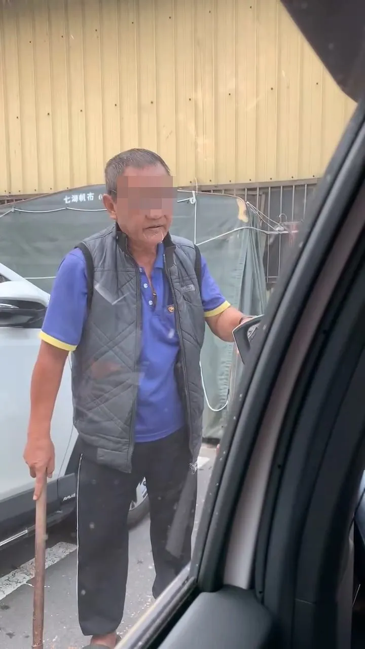 李男持長柄鐮刀要蔡女二女兒等人離開。民眾提供