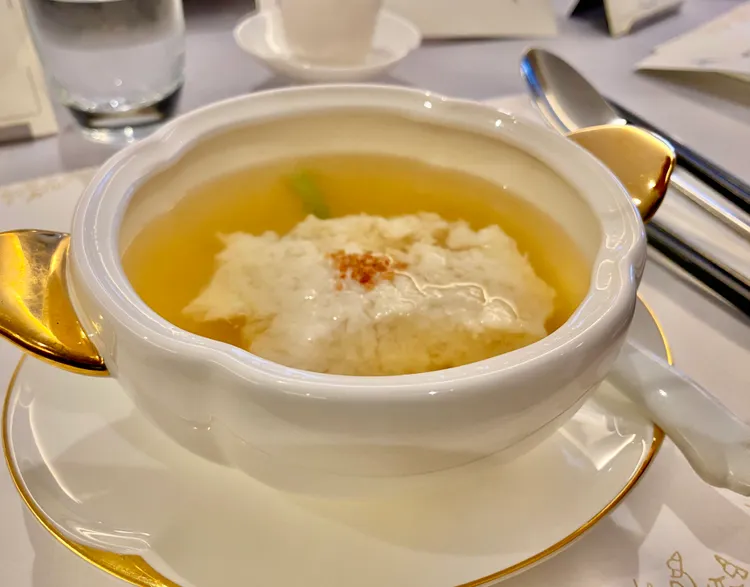 「雞豆花」以清燉入味的湯頭搭配剁到泥狀宛如豆花的雞肉。莊偉祺攝