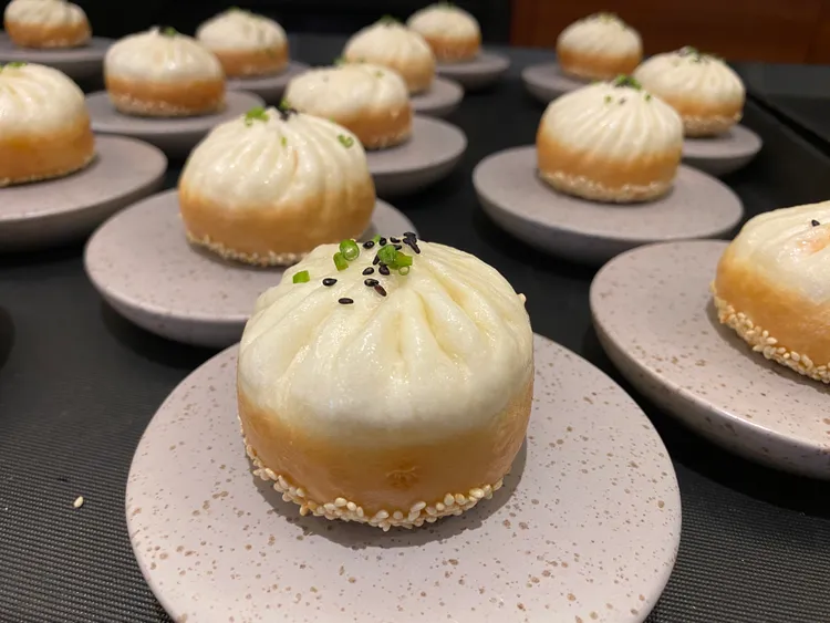 特別以四川名菜麻婆豆腐創意發想的「麻婆豆腐海參煎包」。莊偉祺攝