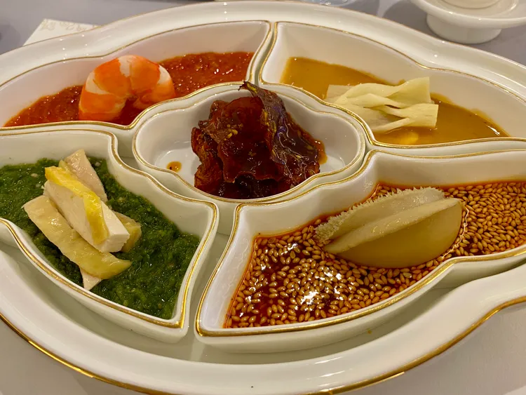冷盤以5道經典菜色的拼盤形式呈現。莊偉祺攝