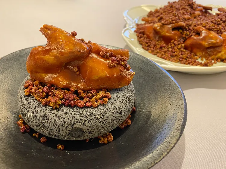 「花椒脆皮妙齡乳鴿」以燒熱石板上桌。莊偉祺攝