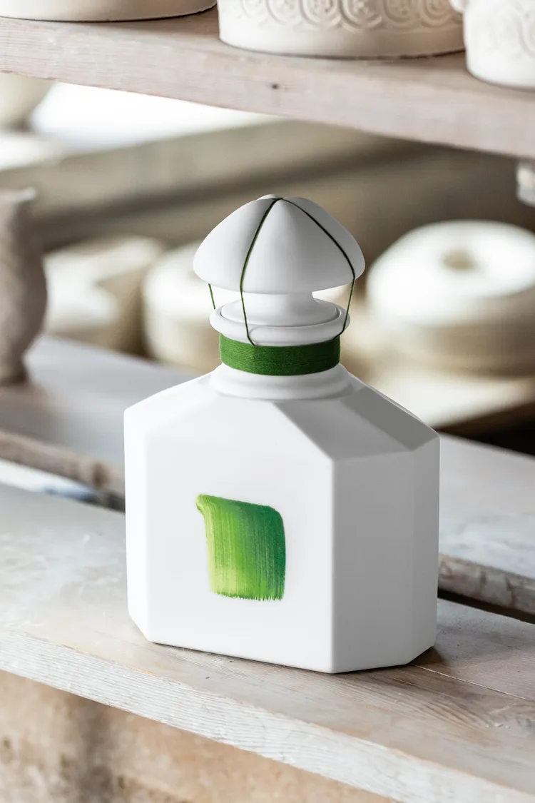 嬌蘭x李禹煥典藏版四葉瓶（2公升容量，附上125ml蜂印瓶*1、30ml旅行版*1、漏斗*1）全球限量21件，5萬歐元（約170萬台幣）。品牌提供
