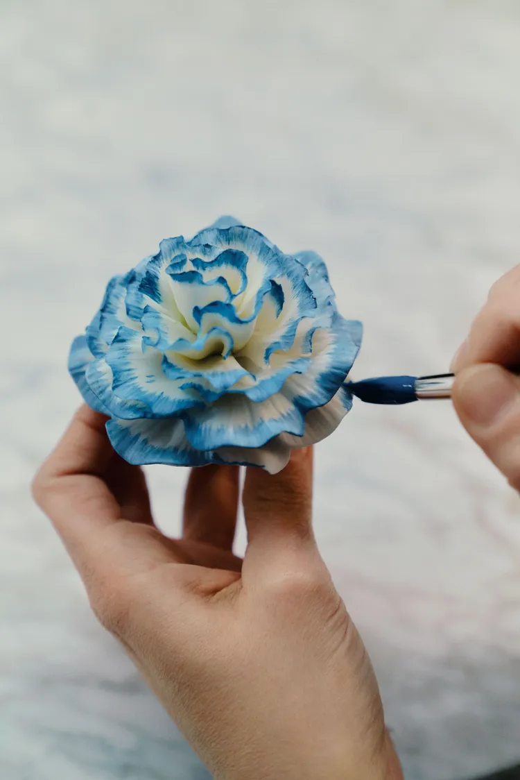 LOEWE x LLADRÓ限定合作香氛系列，擁有以手工雕琢瓷質花朵瓶蓋。品牌提供