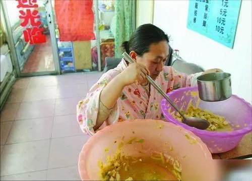 曾拿過9面金牌的中國舉重國手鄒春蘭，後來被發現在澡堂當搓澡工。翻攝微博/鄒春蘭