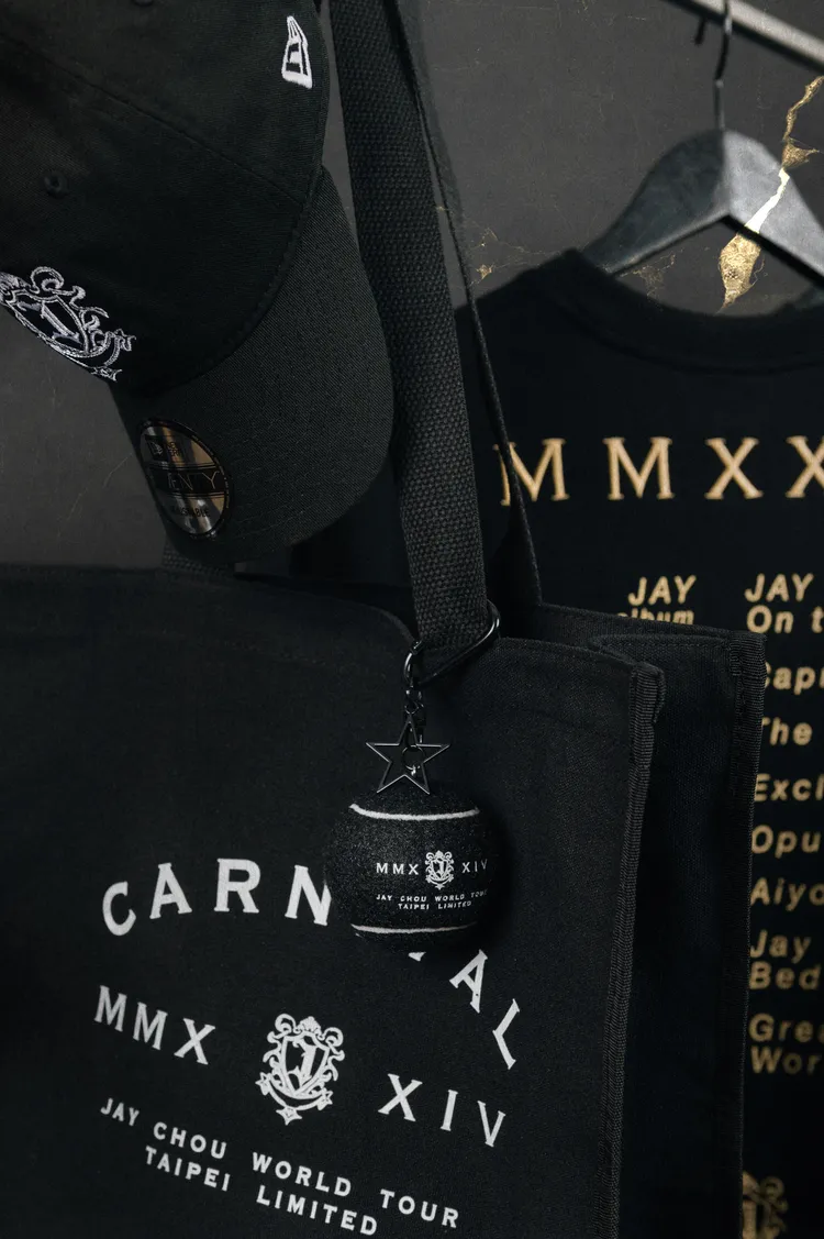 系列也推出聯名帽款與網球造型鑰匙圈。品牌提供