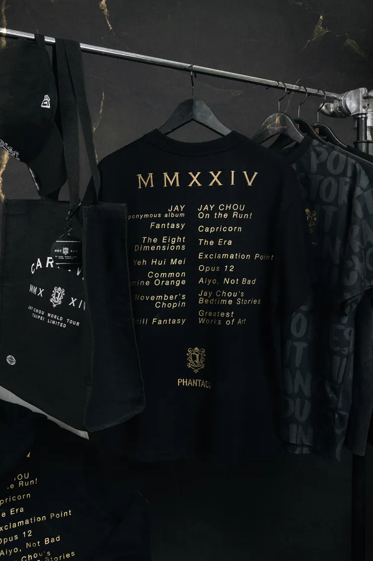 服裝面繡有金色羅馬數字「MMXXIV」及歷年專輯名稱設計元素。品牌提供