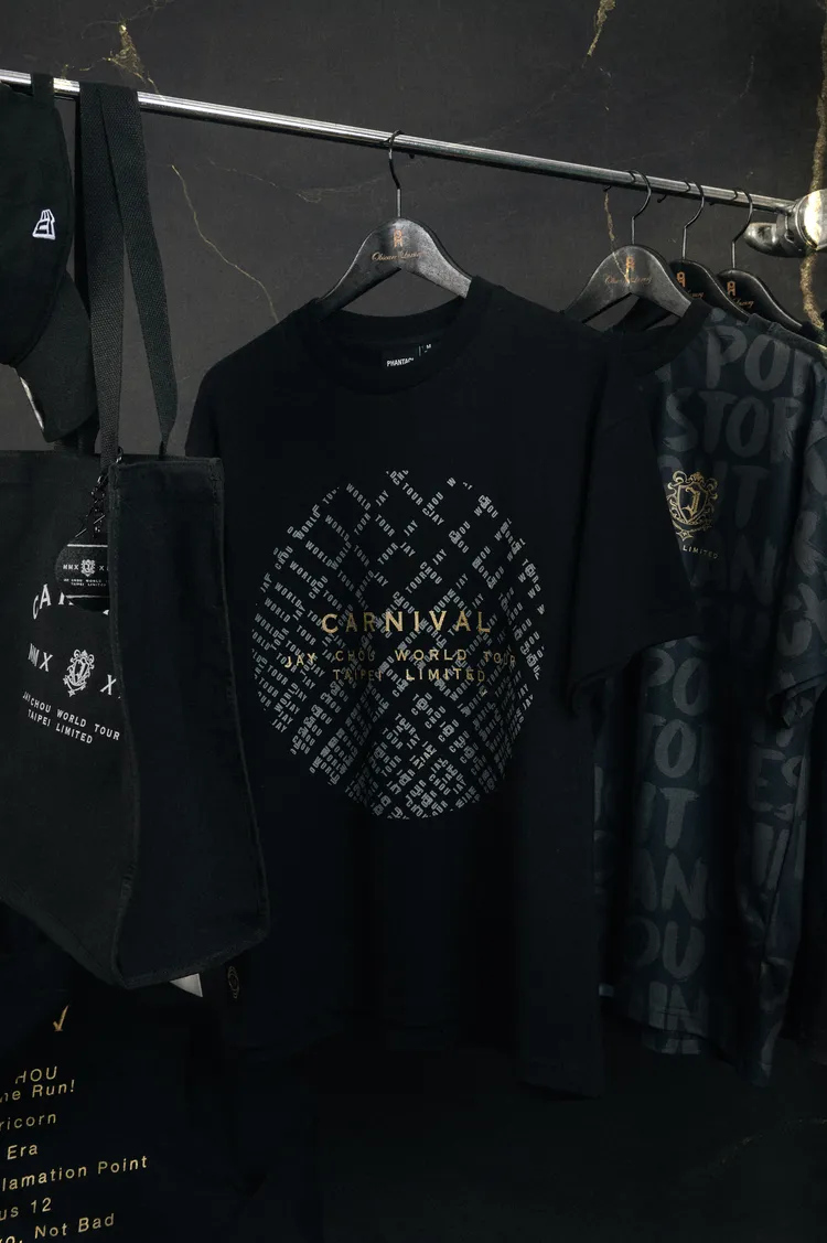 服裝採用周杰倫《嘉年華》世巡的開場巨球立體層次設計。品牌提供