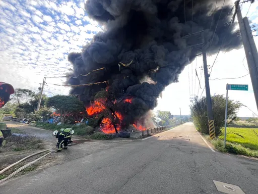 桃園廢棄物倉庫火警濃煙如「黑龍竄天」 66名警消搶救中