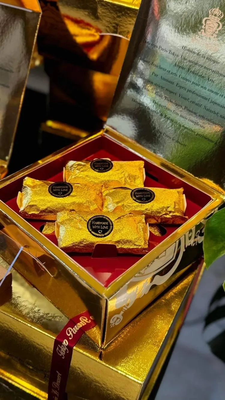 東京巴黎甜點「金融家費南雪」將於遠東SOGO台北忠孝館即日起至11/18週年慶檔期，進行獨家預購最優惠活動，8入禮盒原價688元，預購價499元，且可聖誕節、跨年及農曆年再提貨。業者提供