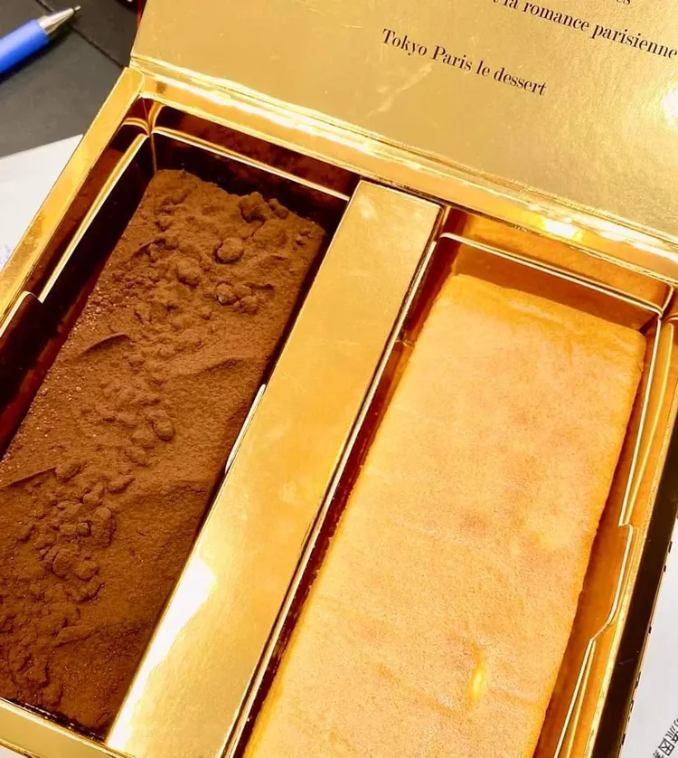 由「巴黎燒燉布蕾」及「東京野莓可可」組合而成「莓好成雙禮盒」，遠東SOGO 台北忠孝館週年慶11/14一日限定，原價658元，優惠價559元。業者提供