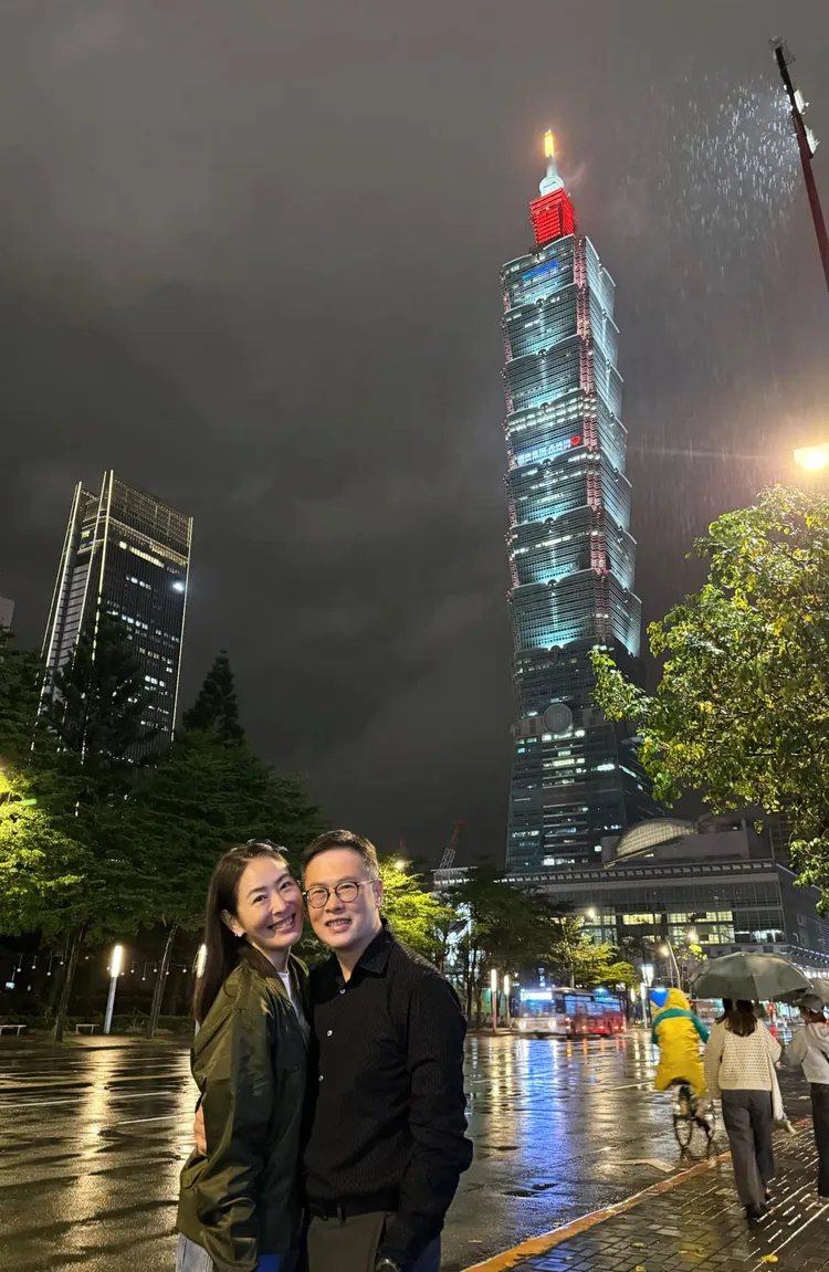 台北101董事長賈永婕今在臉書貼出老公王兆杰公開在101大樓點燈打字「德杰集團 永婕同心」放閃秀恩愛。翻攝賈永婕臉書